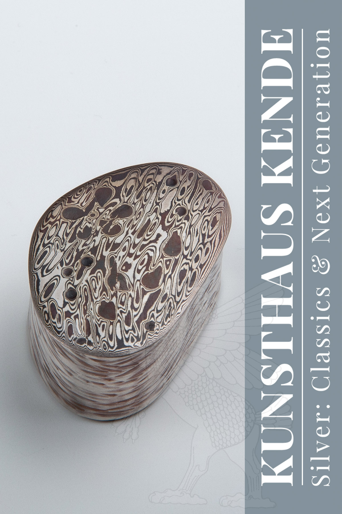 Nahaufnahme der Mokume-gane Metallstruktur einer Silberdose von Anne Wolf mit organischem Muster, Next Generation Kunsthaus Kende