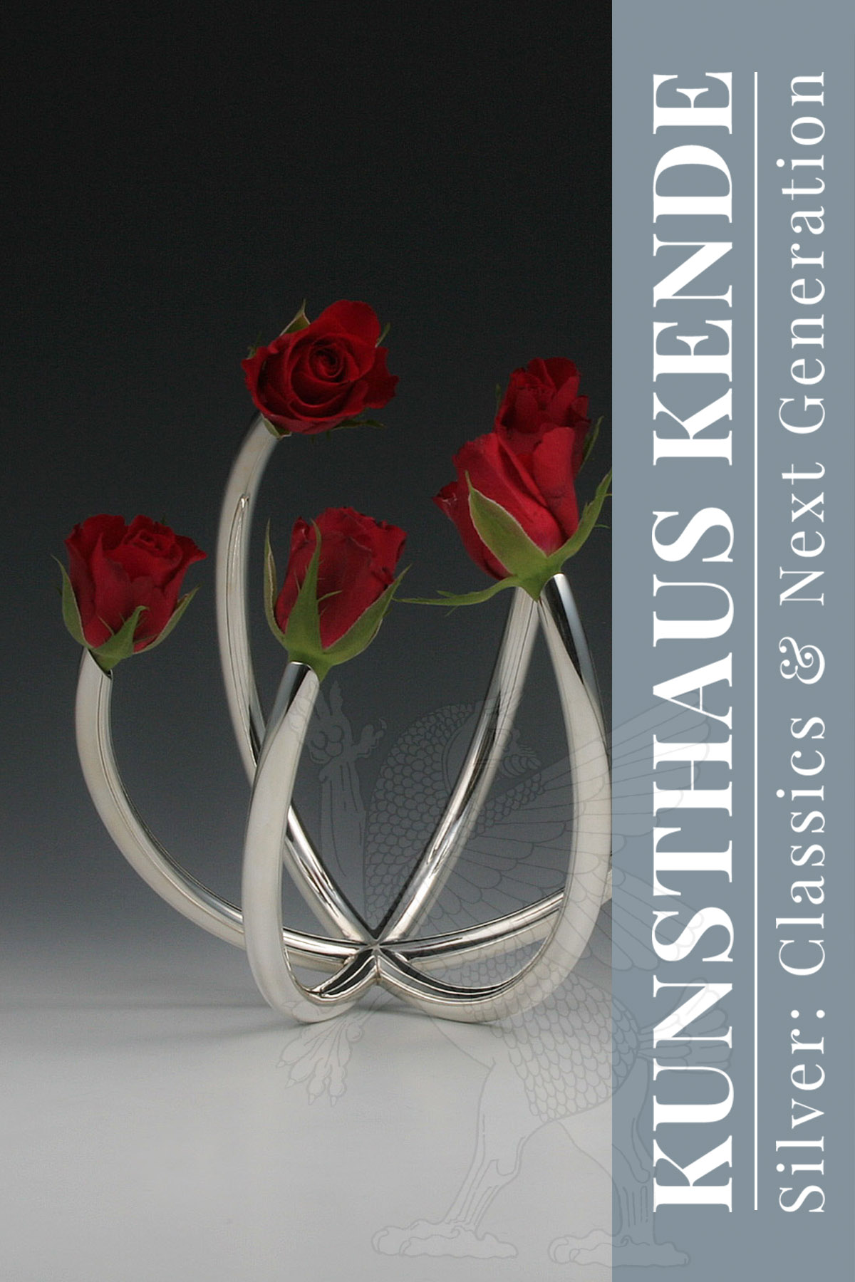 Moderne Blumenvase mit Blumen darin von vorn gesehen