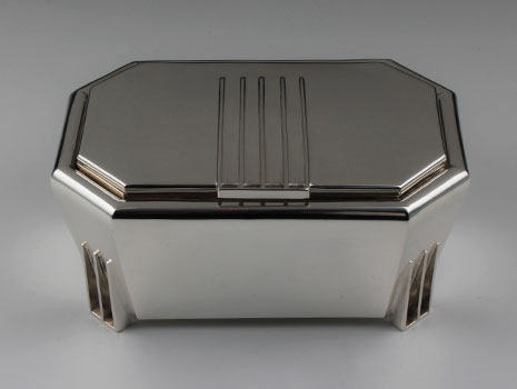 An Art Deco 935 grade silver lidded sugar box